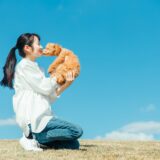 犬を抱き上げる女性