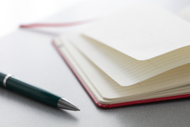 犬の目の周りが赤い