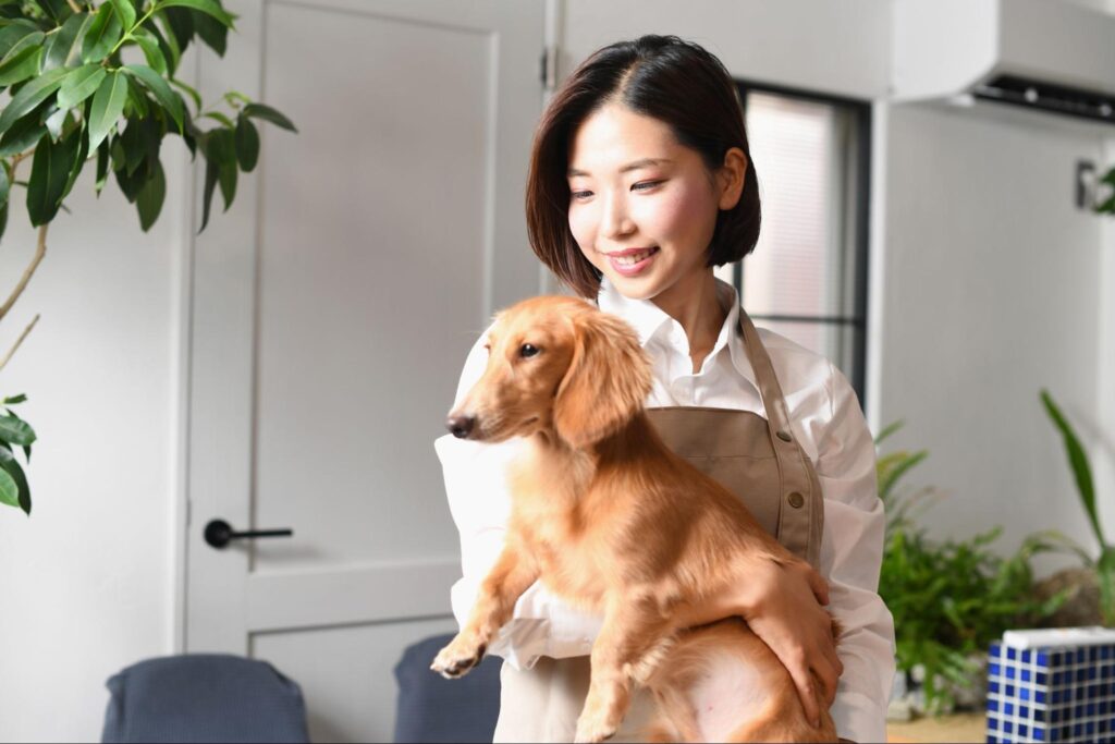 女性と犬