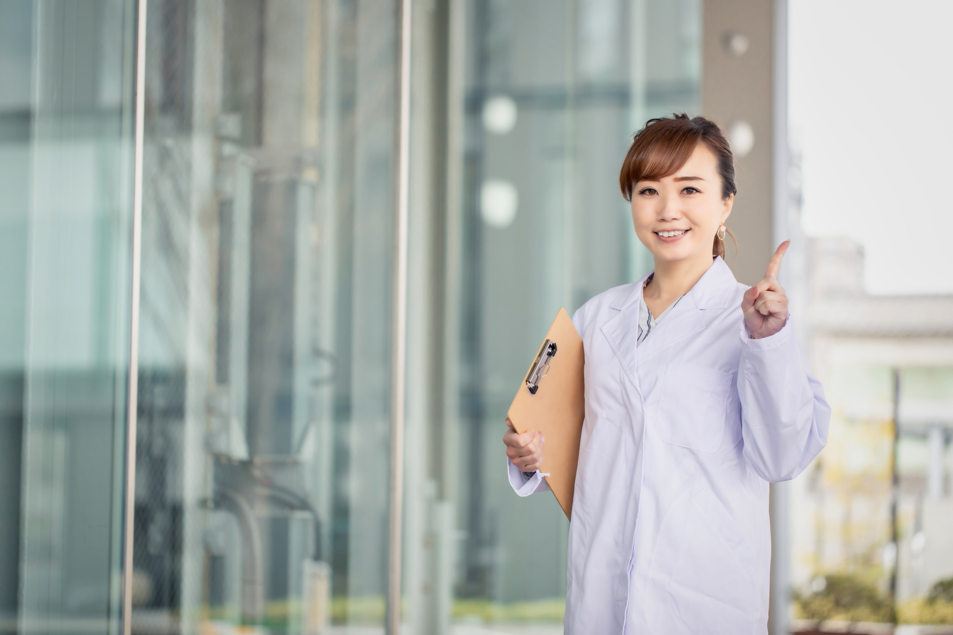 説明している女性